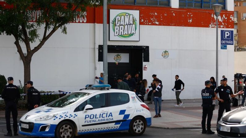 Imagen de archivo del lugar del asesinato de un joven junto a una discoteca en la localidad madrileña de Fuenlabrada (España). EFE/Rodrigo Jiménez