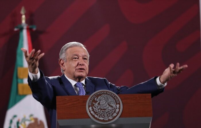 El presidente de México, Andrés Manuel López Obrador, habla durante su conferencia matutina este jueves, en el Palacio Nacional en Ciudad de México, México. EFE/Sáshenka Gutiérrez