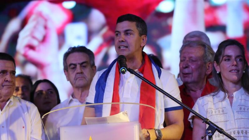 El presidente electo del Partido Colorado, Santiago Peña, habla desde su sede de campaña tras su victoria, el 30 de abril de 2023 en Asunción, Paraguay. (EFE/Raúl Martínez)
