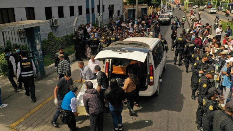 Varias personas cargan los féretros con algunos de los cuerpos recuperados tras el incidente en la mina Yanaquihua, en la provincia arequipeña de Condesuyos, este 8 de mayo de 2023. EFE/ José Sotomayor
