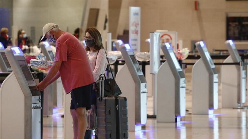 El Aeropuerto Internacional de El Paso ha limitado el acceso a su terminal a partir de este lunes en respuesta a la declaración de emergencia emitida por la ciudad texana, que se prepara para el fin de la aplicación del Título 42 el próximo jueves. EFE/EPA/Larry W. Smith/Archivo