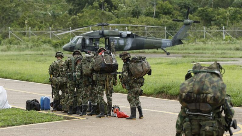 Soldados se preparan para abordar un helicóptero que se dirige a la zona de búsqueda de los menores perdidos desde hace 20 días después de un accidente aéreo en el sur de Colombia, el 20 de mayo de 2023, desde la Vigésima Segunda Brigada de Selva en San José del Guaviare (Guaviare, Colombia). EFE/ Mauricio Dueñas Castañeda