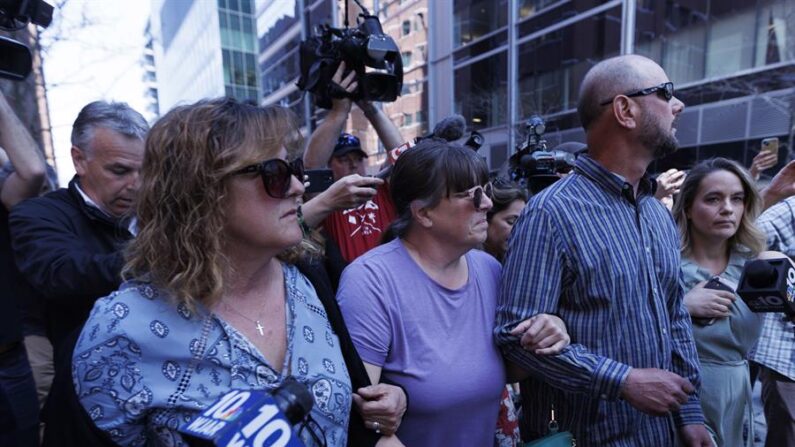 Familiares de Jack Douglas Teixeira, el joven acusado de filtrar documentos del Pentágono, en North Dighton, Massachustts, el 14 de abril de 2023. EFE/CJ Gunther
