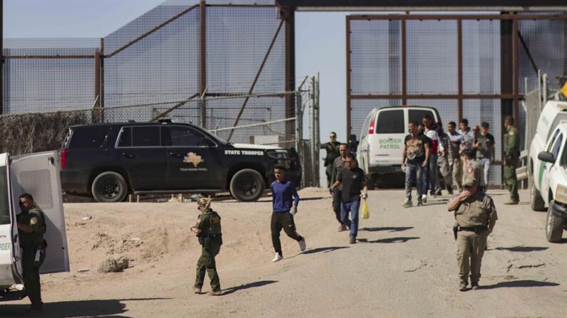 Migrantes detenidos son llevados por la Patrulla Fronteriza a un vehículo junto al muro fronterizo en El Paso, Texas (EE.UU), el 11 de mayo de 2023. EFE/ Jonathan Fernández
