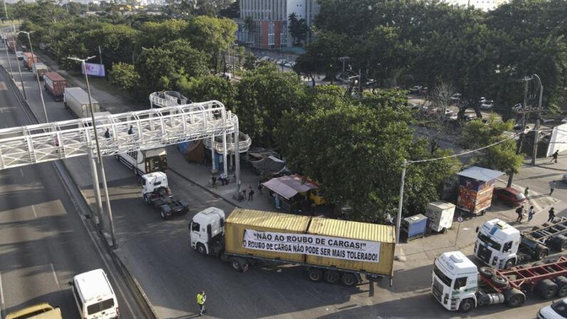 Cientos de camioneros se manifiestan el 15 de mayo de 2023, en contra de la violencia y el gran número de robos de carga, en el estado de Río de Janeiro (Brasil). EFE/Antonio Lacerda