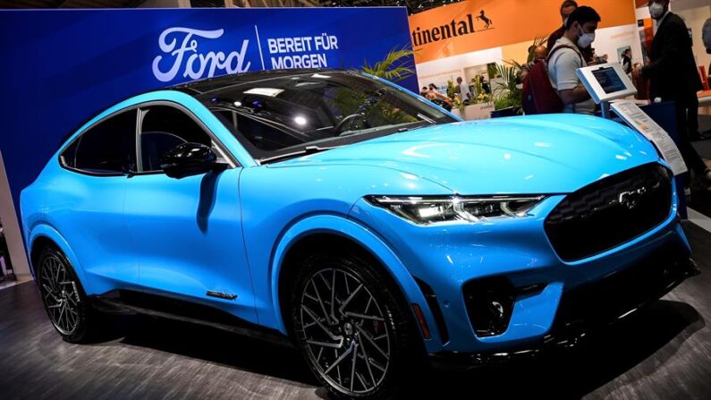 Ford dio este martes un paso más en la creciente guerra comercial que se vive en el segmento de los vehículos eléctricos (VE) en Estados Unidos al anunciar una bajada de precios del todocaminos SUV Mustang Mach-E, la segunda en cuatro meses. EFE/EPA/Sascha Steinbach/Archivo