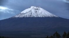 El volcán ecuatoriano Cotopaxi emana una columna de vapor de agua y gases