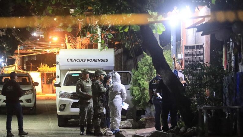 Peritos examinan el sitio donde fue asesinado el periodista Gerardo Torres Rentería, en Acapulco, estado de Guerrero (México), el 11 de mayo de 2023. EFE/David Guzmán