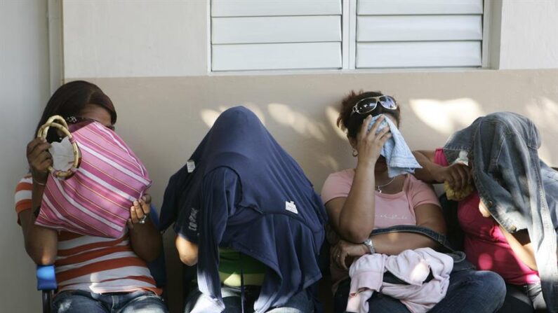 Vista de varios indocumentados detenidos en Puerto Rico. Imagen de archivo. EFE/Orlando Barría
