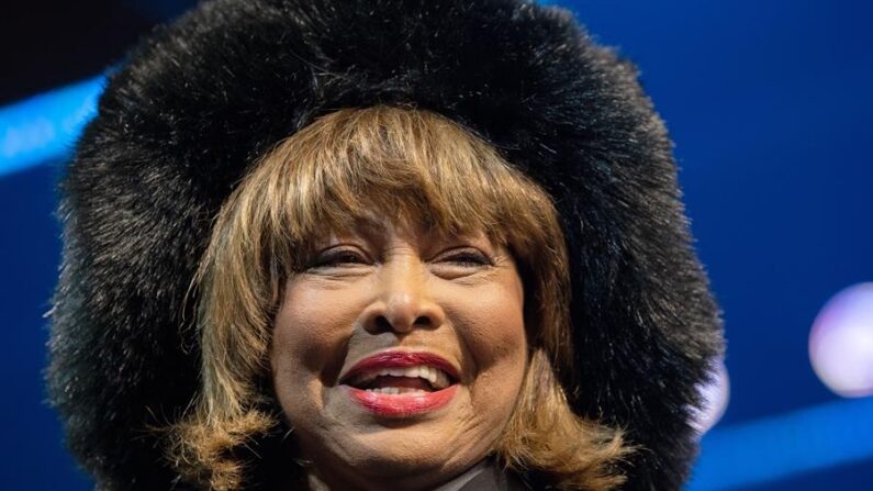 Fotografía de archivo del 3 de marzo de 2019 donde aparece la cantante Tina Turner saludando sobre el escenario tras el estreno del nuevo musical "Tina" en Hamburgo, en el norte de Alemania. EFE/David Hecker/Archivo
