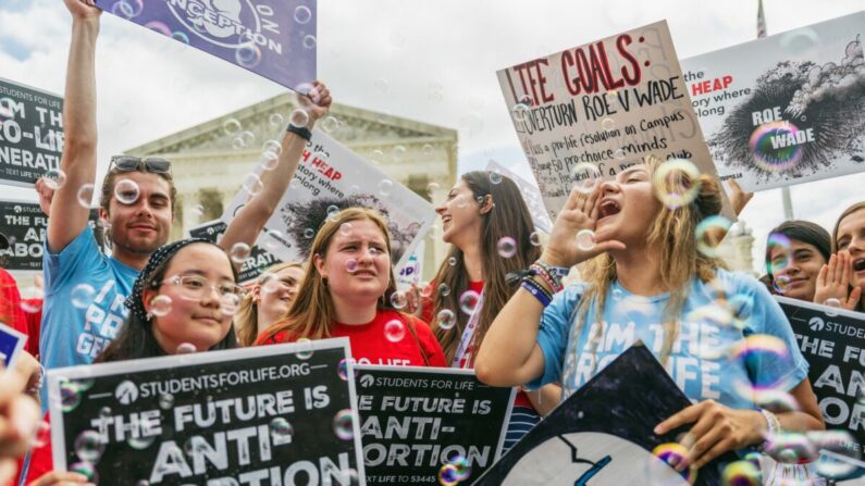 El 24 de junio de 2022, activistas provida celebran ante la Corte Suprema después de que el máximo tribunal decidiera eliminar el derecho federal al aborto y remitiera la ley del aborto a los estados para que la decidieran. (Brandon Bell/Getty Images)
