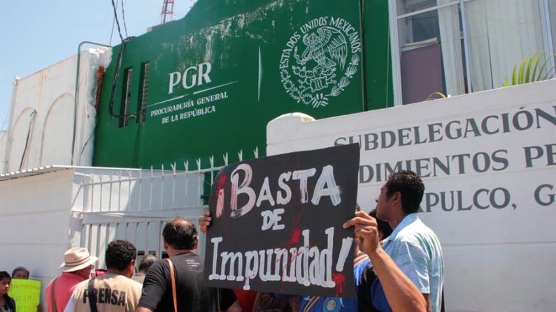 Fotografía de archivo de periodistas que protestan por el asesinato de un colega en México. EFE/María Meza