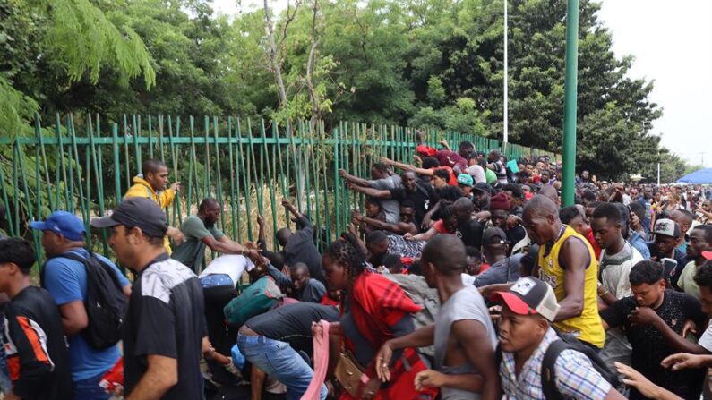 Grupos de migrantes rompen el cerco de seguridad para exigir papeles migratorios en Tapachula, estado de Chiapas (México). Fotografía de archivo. EFE/Juan Manuel Blanco
