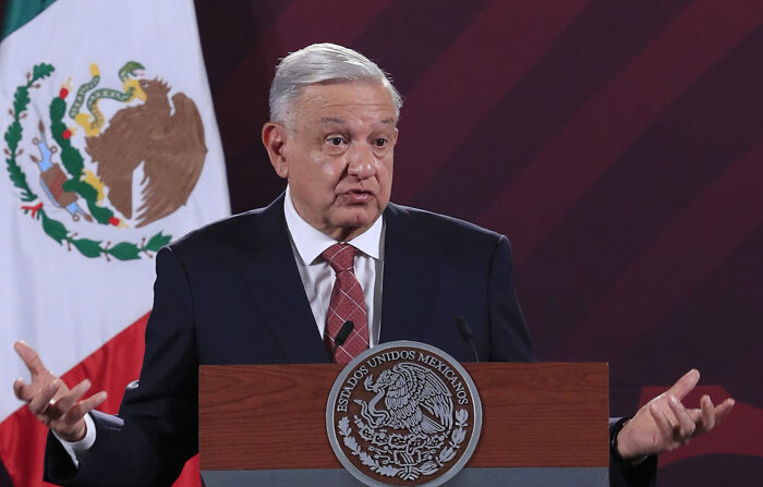 El presidente de México, Andrés Manuel López Obrador, habla durante su conferencia matutina este miércoles, en el Palacio Nacional en Ciudad de México, México, el 31 de mayo de 2023. EFE/Mario Guzmán