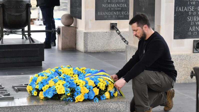 El presidente ucraniano, Volodímir Zelenski, coloca una ofrenda floral en la Tumba del Soldado Desconocido en la Plaza Pilsudski, en Varsovia (Polonia), el 5 de abril de 2023. EFE/EPA/Radek Pietruszka