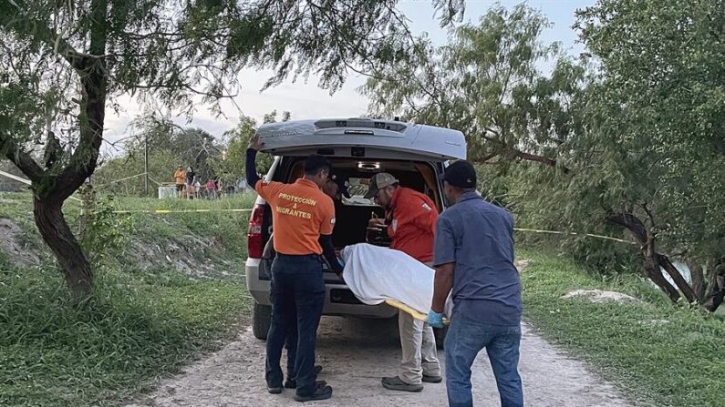 Rescatistas trasladan el 2 de mayo de 2023 el cuerpo de un migrante venezolano que falleció presuntamente ahogado en el Río Bravo, en la ciudad de Matamoros (México). EFE/Abraham Pineda-Jácome