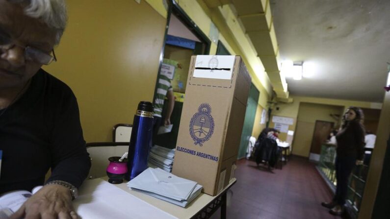 Fotografía de archivo en la que se registró una mesa de votación, durante unos comicios locales en Argentina. EFE/David Fernández