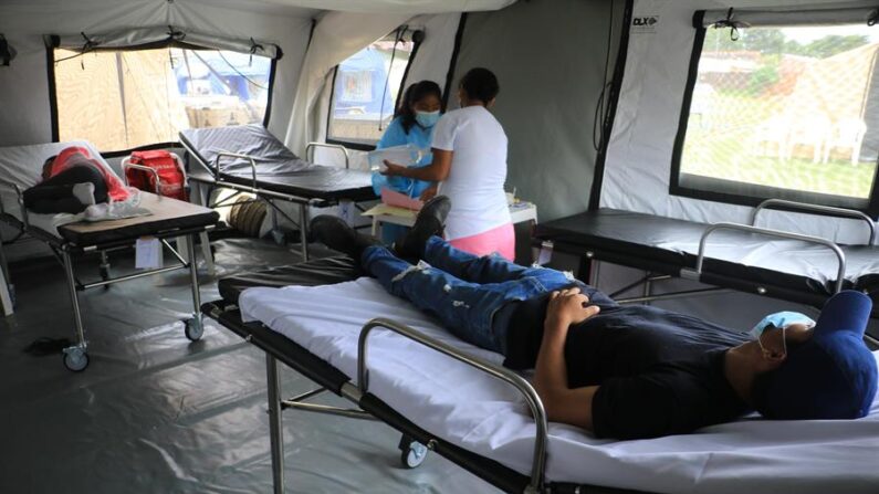 Varias personas reciben atención médica contra el dengue, en una fotografía de archivo. EFE/Juan Carlos Torrejón
