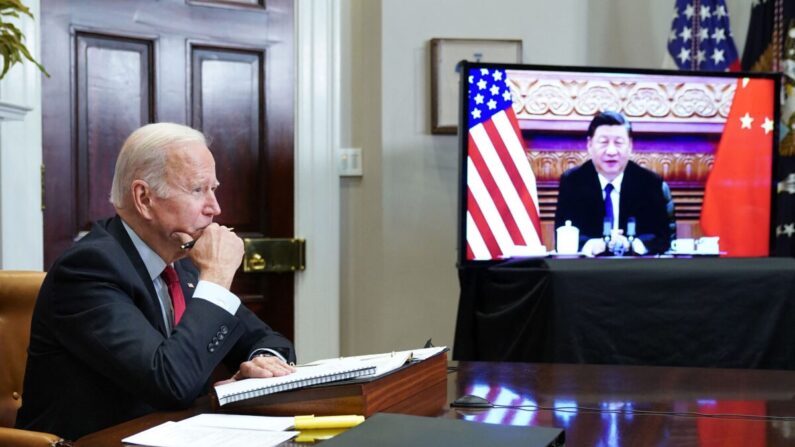 El presidente Joe Biden se reúne con el líder chino Xi Jinping durante una cumbre virtual desde la Sala Roosevelt de la Casa Blanca el 15 de noviembre de 2021. (Madel Ngan/AFP/Getty Images)
