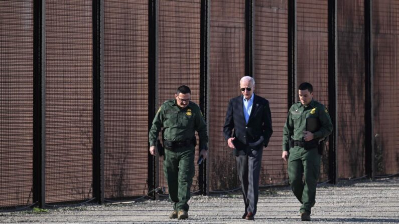 El presidente Joe Biden habla con un miembro de la Patrulla Fronteriza mientras caminan a lo largo de la valla fronteriza entre Estados Unidos y México en El Paso, Texas, el 8 de enero de 2023. (Jim Watson/AFP vía Getty Images)
