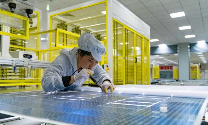 Una empleada trabaja en la producción de paneles solares en una fábrica de GCL (Group) Holding Co., Ltd, en Hefei, provincia de Anhui, China, el 5 de enero de 2022. (Ruan Xuefeng/VCG a través de Getty Images)
