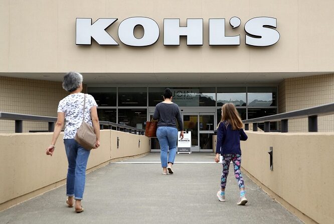 Clientes entran en una tienda Kohl's en San Rafael, California, el 21 de agosto de 2018. (Justin Sullivan/Getty Images)