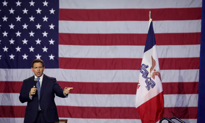 El gobernador de Florida, Ron DeSantis, habla con los votantes de Iowa durante un evento en Des Moines, Iowa, el 10 de marzo de 2023. (Scott Olson/Getty Images)