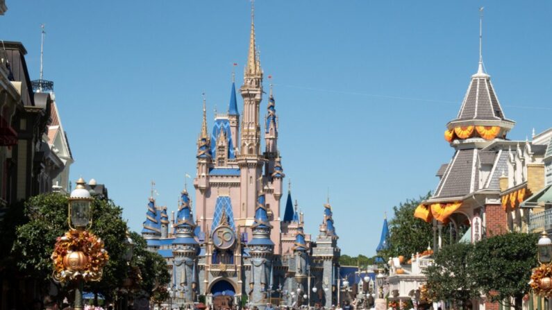 Visitantes caminan por Main Street en The Magic Kingdom de Walt Disney World en Orlando, Florida, el 30 de septiembre de 2022. (Bryan R. Smith/AFP vía Getty Images)
