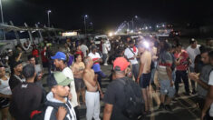 Migrantes protestan en la frontera sur de México tras la suspensión de permisos