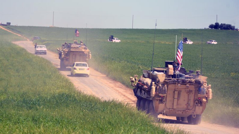 Fotografía de archivo de un convoy del Ejército de Estados Unidos y milicias de las Unidades de Protección del Pueblo (YPG) viaja por una carretera junto a la frontera entre Siria y Turquía. EFE/ Youssef Rabie Youssef