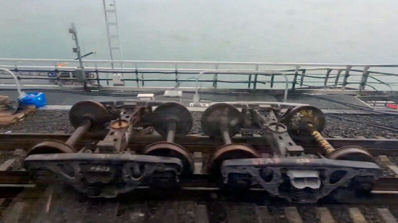 En una captura de vídeo tomada de imágenes facilitadas por un pasajero de tren, muestra un par de ruedas de tren en el puente de Kerch que une Crimea con Rusia, cerca de Kerch, el 9 de octubre de 2022, un día después de que resultara dañado por una explosión. (AFP vía Getty Images/Archivo)