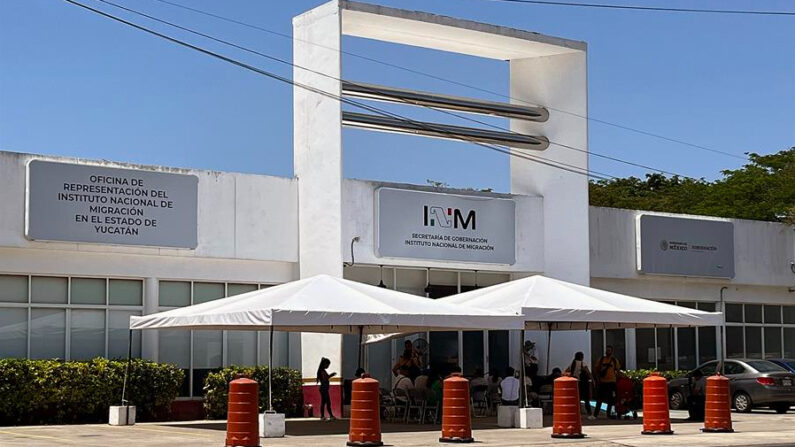 Migrantes acuden al Instituto Nacional de Migración (INM) en busca de resolver su situación migratoria, el 5 de mayo de 2023, en la ciudad de Mérida, Yucatán (México). EFE/ Martha López