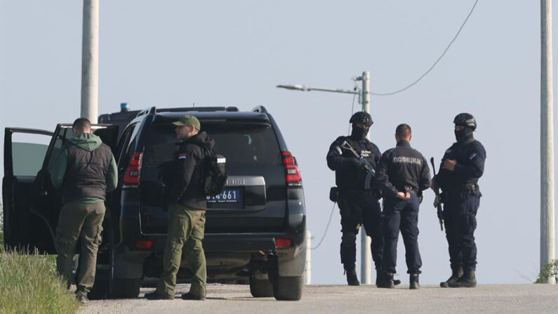 Varios policías montan guardia en el pueblo de Dubona, cerca de Mladenovac, Serbia, donde un hombre mató a tiros a ocho personas e hirió a catorce. EFE/EPA/Andrej Cukic 