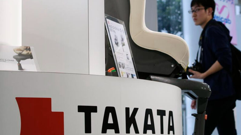 Un visitante camina junto a productos del fabricante de airbag nipón Takata. Imagen de archivo. EFE/Kimimasa Mayama