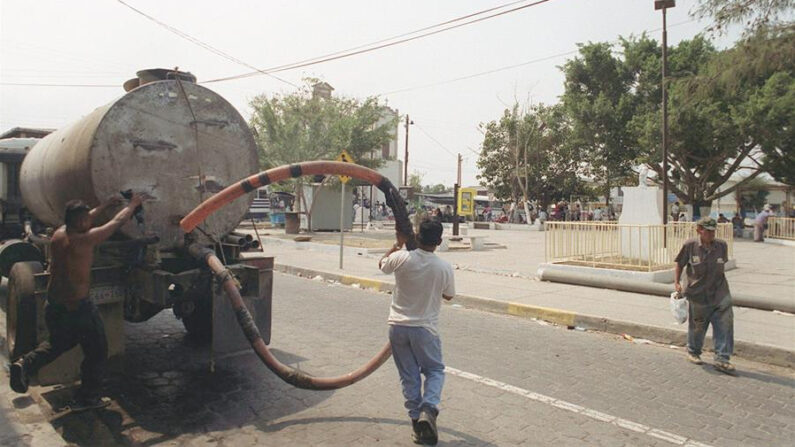 Fotografía de archivo en la que se registró el suministro de agua potable durante una temporada de sequía en San Salvador (El Salvador). EFE/Felipe Ayala