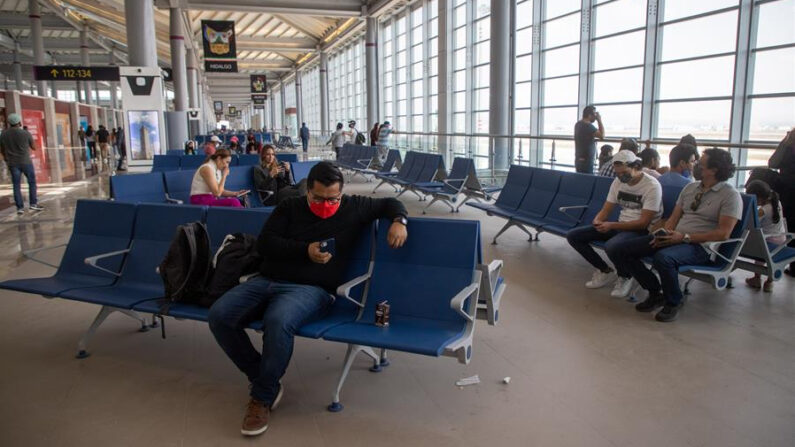 Vista general de pasajeros en espera de abordar en una sala del Aeropuerto Internacional Felipe Ángeles en el municipio de Zumpango, en el Estado de México (México). Imagen de archivo. EFE/Isaac Esquivel