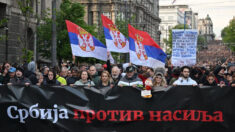 Miles de personas participan en una protesta contra el gobierno serbio tras los tiroteos