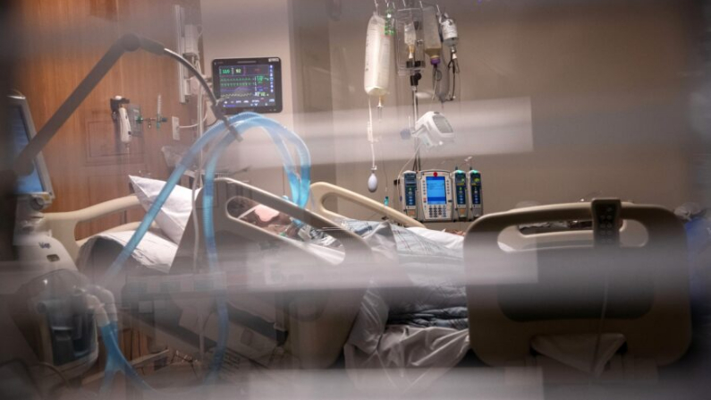 Tubos de respiración cuelgan junto a un hombre con COVID-19 en un ventilador en una Unidad de Cuidados Intensivos del Hospital de Stamford en Stamford, Connecticut, el 24 de abril de 2020. (John Moore/Getty Images)