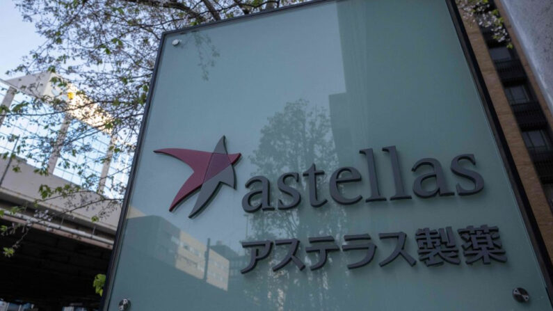 El logotipo de la japonesa Astellas Pharma se ve en la sede de la compañía en Tokio (Japón) el 3 de abril de 2023. (Yuichi Yamazaki/AFP vía Getty Images)