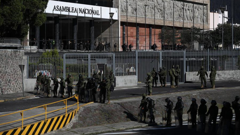 Policías y militares vigilan los exteriores de la sede de la Asamblea Nacional (Parlamento), el 17 de mayo de 2023, en Quito (Ecuador). EFE/ Jose Jacome