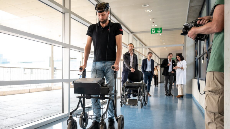 Gert-Jan Oskam, de 40 años, víctima de una lesión medular que le dejó paralítico, camina con sus implantes durante una rueda de prensa en Lausana, Suiza, el 23 de mayo de 2023. (Fabrice Coffrini/AFP vía Getty Images)
