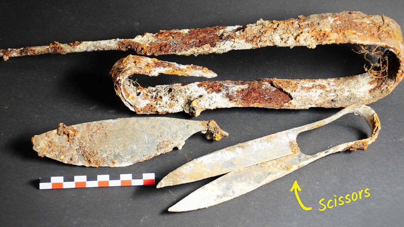 Descubren tumba celta con tijeras y espada de 2300 años de antigüedad durante excavación en Alemania