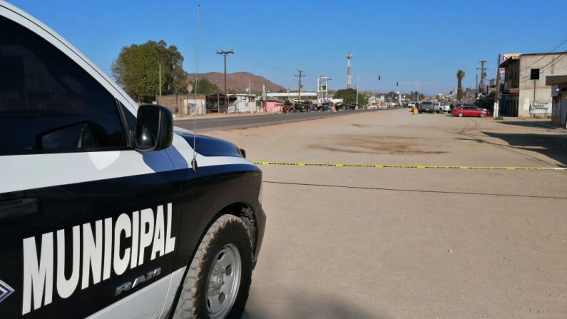 Miembros del ejército y la policía aseguran el perímetro en el lugar de un ataque con armas largas contra un grupo de pilotos de rally aficionados en Ensenada, México, el 20 de mayo de 2023. (Joatam De Basade/AFP vía Getty Images)