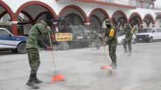 Militares remueven capa de ceniza del municipio más cercano al Popocatépetl en México
