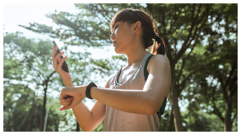 Mujer tomando el pulso después de entrenar en el parque. La mujer controla su ritmo cardíaco mediante su smartwatch en la muñeca. (Pexels/Karolina Grabowska)