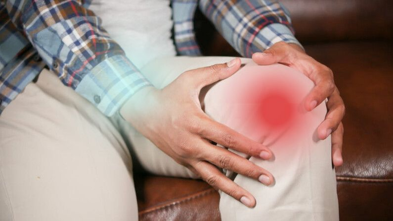 La osteoartritis o artrosis es el tipo más común de artritis y se da con más frecuencia en manos, caderas y rodillas. Imagen editada por The Epoch Times. (Pexels/ Towfiqu barbhuiya)