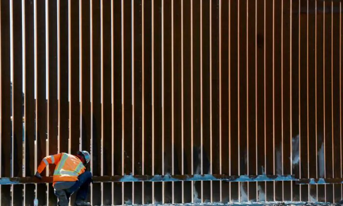 Trabajadores de la construcción construyen un muro fronterizo secundario en Otay Mesa, California, el 22 de febrero de 2019. (Sandy Huffaker/Getty Images)