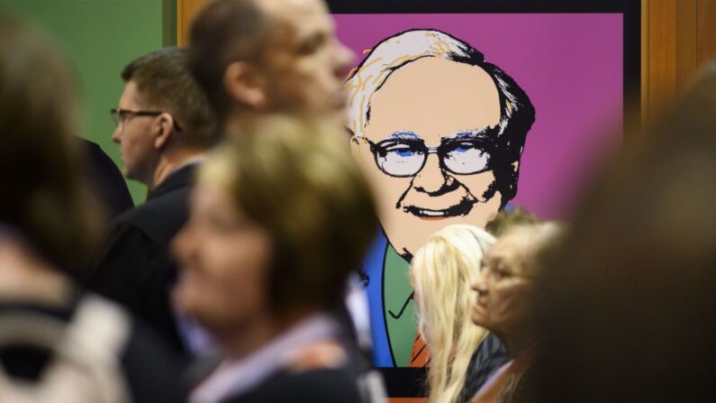 Los accionistas pasan frente a un retrato de Warren Buffett, director ejecutivo de Berkshire Hathaway, durante la reunión anual de accionistas de 2019, en Omaha, Nebraska, el 3 de mayo de 2019. (JOHANNES EISELE/AFP vía Getty Images)