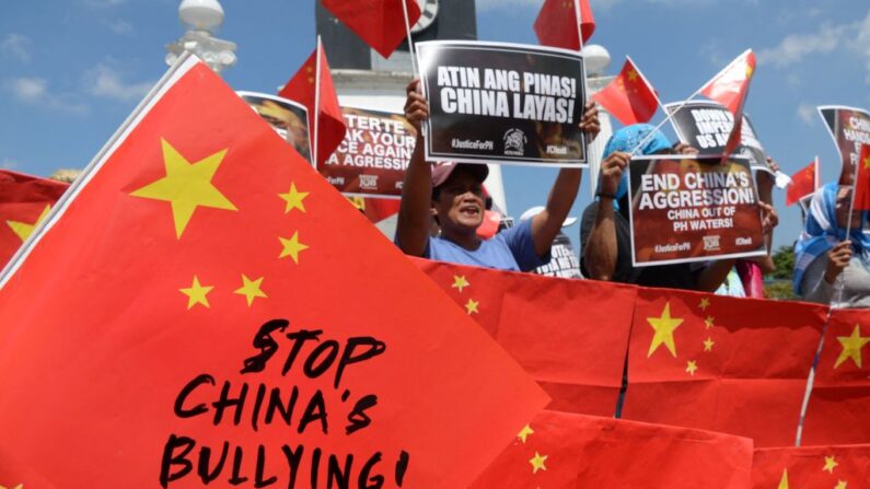 Activistas muestran pancartas y banderas contra China durante una protesta en un parque de Manila el 18 de junio de 2019, después de que un buque chino chocara la semana pasada con un barco pesquero filipino que luego se hundió en el disputado Mar de China Meridional y se alejó desatando la indignación. Ted Aljibe/ AFP vía Getty Images)