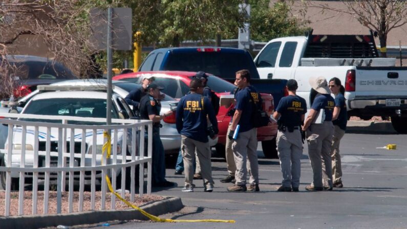 Agentes del FBI revisan vehículos afuera del Walmart Cielo Vista Mall (fondo) donde un tiroteo dejó 23 personas muertas en El Paso, Texas, el 4 de agosto de 2019. (Mark Ralston/AFP vía Getty Images)